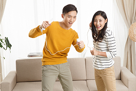 青年情侣玩游戏