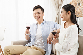 青年情侣喝红酒