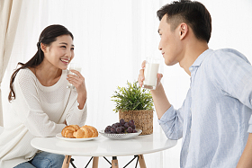 青年情侣吃早餐