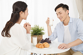 青年情侣吃早餐照片