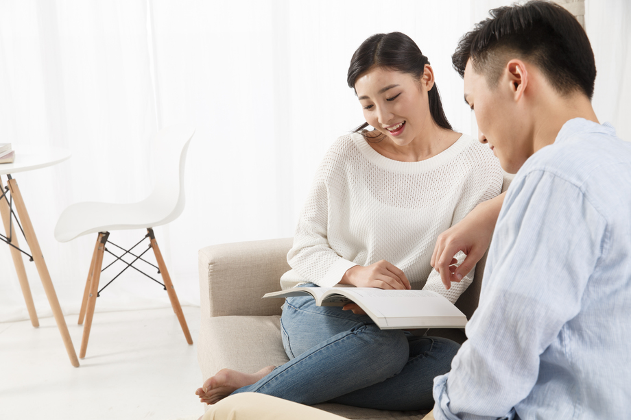 青年情侣一起看书图片 青年情侣一起看书图片