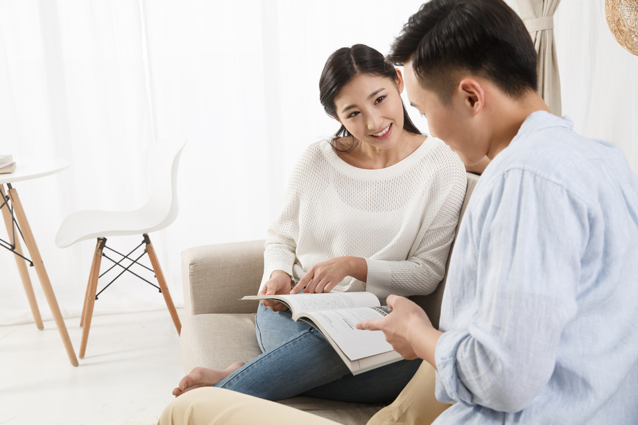 青年情侣一起看书图片 青年情侣一起看书图片