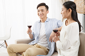 青年情侣喝红酒