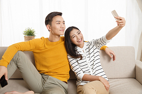 青年情侣用手机自拍