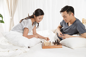 青年情侣下象棋照片