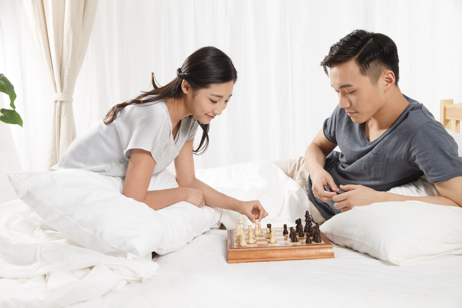 青年情侣下象棋照片
