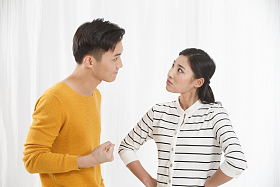 青年情侣吵架图片