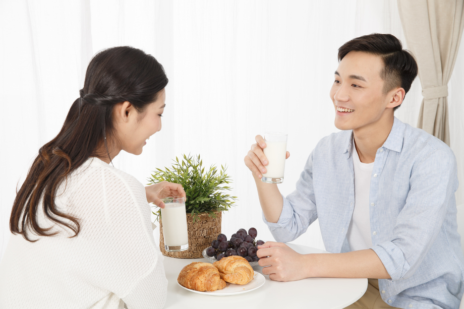 青年情侣吃早餐照片