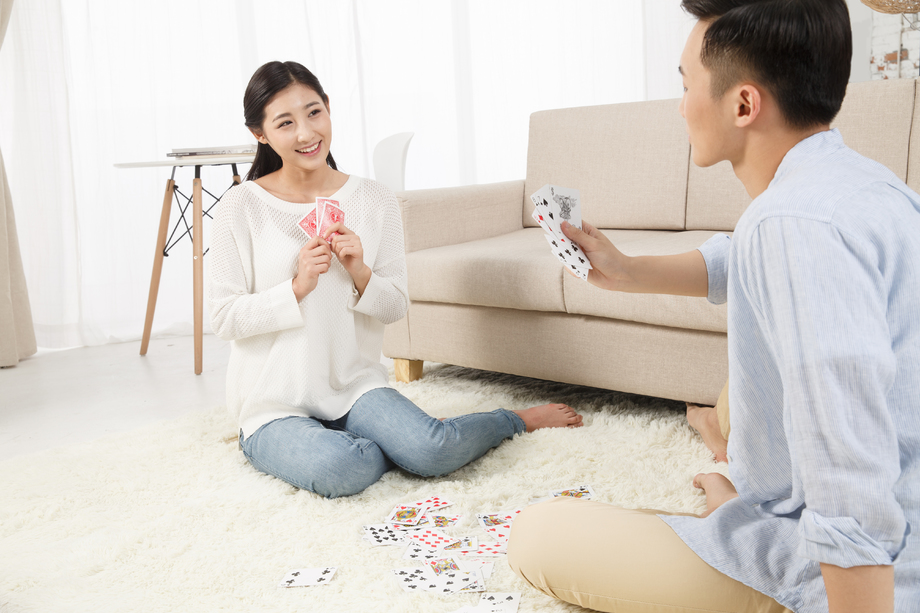 青年情侣玩扑克