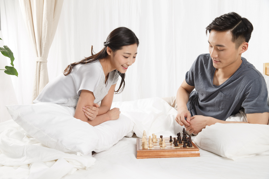 青年情侣下象棋