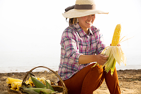 中年女人拿着玉米照片
