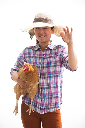 中年女人拿着一只鸡照片