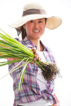 中年女人拿着一捆小葱
