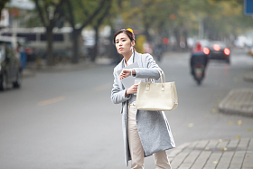 青年女人在路边等出租车图片