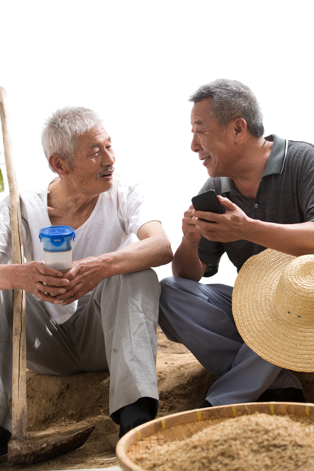 两位老农民在聊天