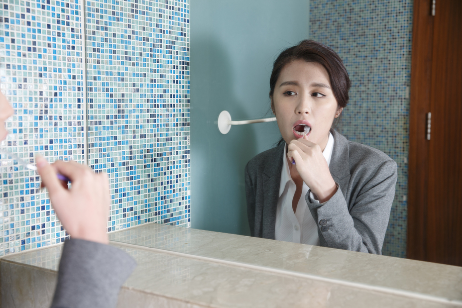 青年女人刷牙图片