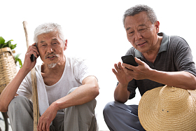 两位老农民打电话