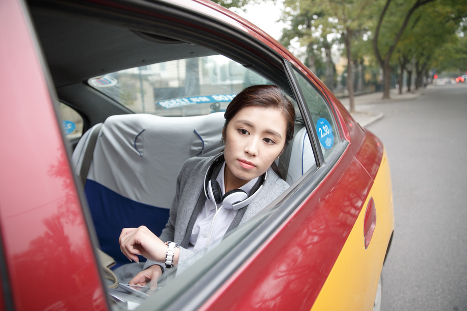 青年女人坐出租车