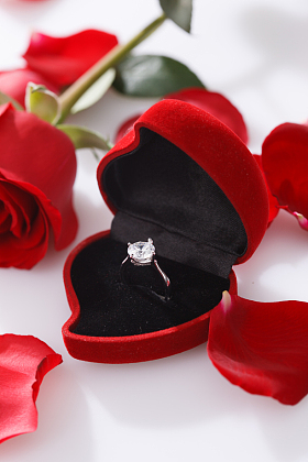 钻戒和玫瑰花照片