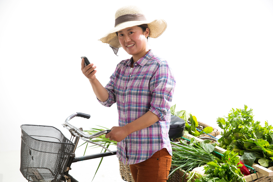 菜农拿着手机 菜农拿着手机
