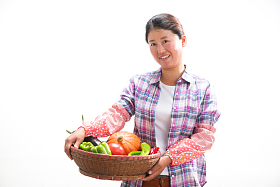 中年女人拿着一筐蔬菜图片
