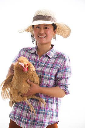 中年女人拿着一只鸡图片