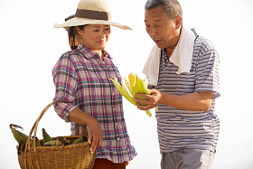 农民拿着玉米图片