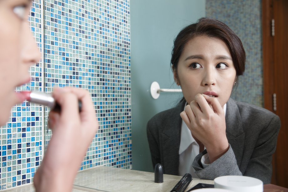 青年女人正在化妆图片