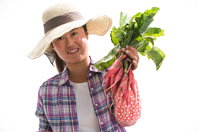 农民拿着一捆小萝卜照片