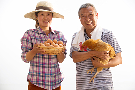 农民拿着鸡和鸡蛋图片