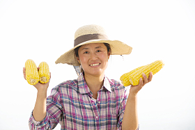 中年女人拿着玉米