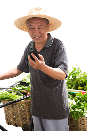 老农民拿着手机