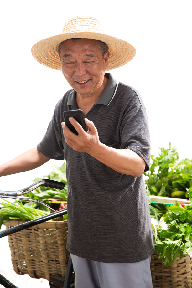 老农民拿着手机