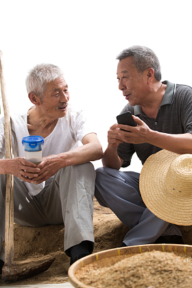 两位老农民在聊天