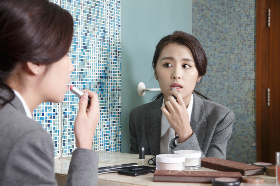青年女人正在化妆照片