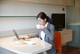 青年女人吃早餐图片