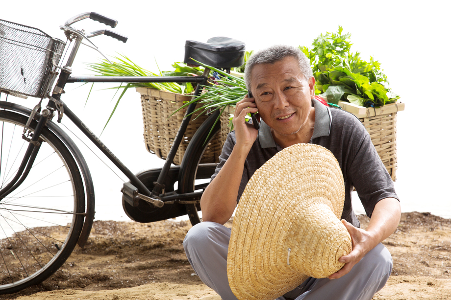 老农民打电话照片 老农民打电话照片