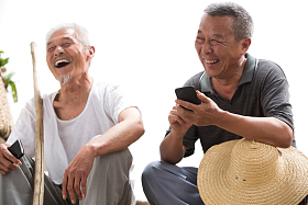 两位老农民在聊天