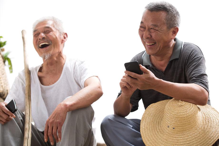 两位老农民在聊天 两位老农民在聊天