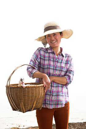 农民拿着鸭子图片