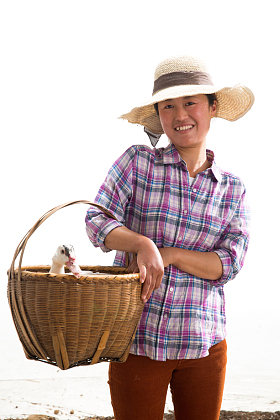 农民拿着鸭子照片