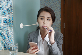 青年女人刷牙图片