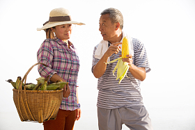 农民拿着玉米图片