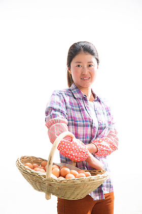 中年女人拿着一篮子鸡蛋照片