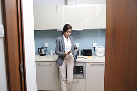 青年女人在厨房使用平板电脑