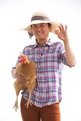 中年女人拿着一只鸡