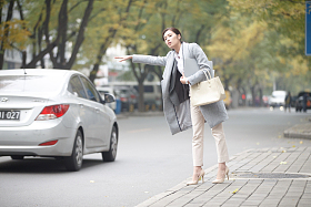 青年女人在路边等出租车图片