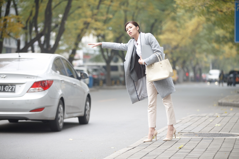 青年女人在路边等出租车图片