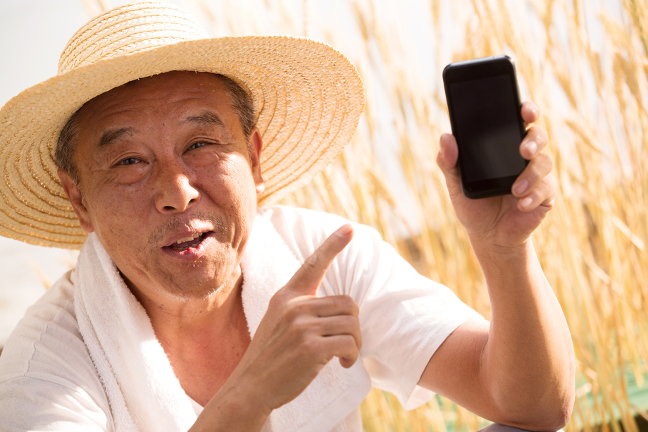 老农民拿着手机 老农民拿着手机