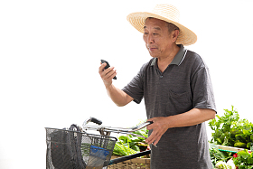 老农民拿着手机